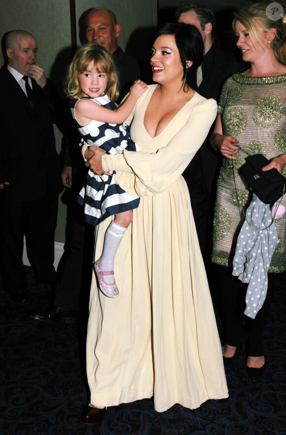 Lily Allen et sa soeur Teddy Rose arrivent aux Ivor Novello Awards, le  20 mai 2010.