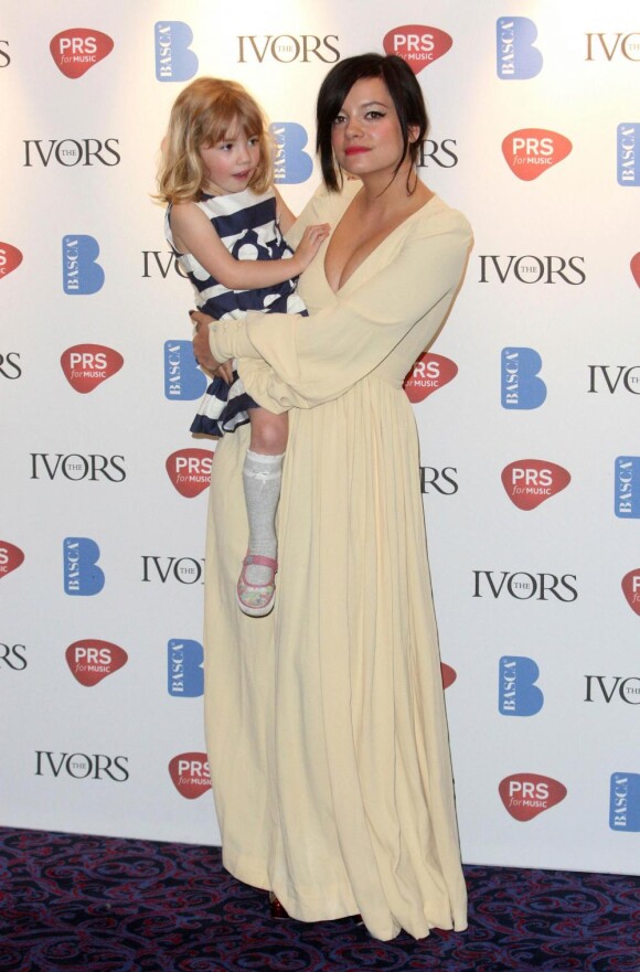 Lily Allen et sa soeur Teddy Rose arrivent aux Ivor Novello Awards, le  20 mai 2010.