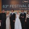 Naomi Watts monte les marches du 63e festival de Cannes, à l'occasion de la projection de Fair Game. Noah Emmerich, Khaled Nabawy et Liraz Charhi, qui figurent au casting avec elle, l'entourent. 20 mai 2010