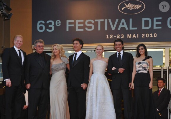 Naomi Watts monte les marches du 63e festival de Cannes, à l'occasion de la projection de Fair Game. Noah Emmerich, Khaled Nabawy et Liraz Charhi, qui figurent au casting avec elle, l'entourent. 20 mai 2010