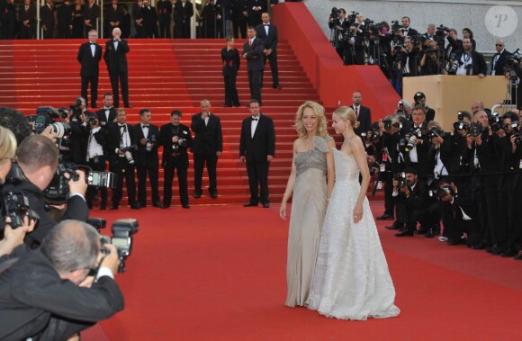 Naomi Watts et Valerie Plame montent les marches du 63e festival de Cannes, à l'occasion de la projection de Fair Game. Le 20 mai 2010