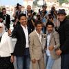 Chafia Boudraa, Sami Bouajila, Rachid Bouchareb, Jamel Debbouze et Roschdy Zem lors du photocall du film Hors-la-loi le 21 mai 2010 durant le festival de Cannes