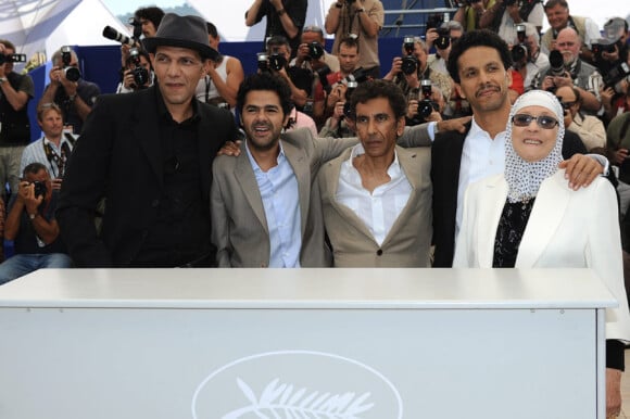 Roschdy Zem, Jamel Debbouze, Rachid Bouchareb, Sami Bouajila et Chafia Boudraa lors du photocall du film Hors-la-loi le 21 mai 2010 durant  le festival de Cannes
