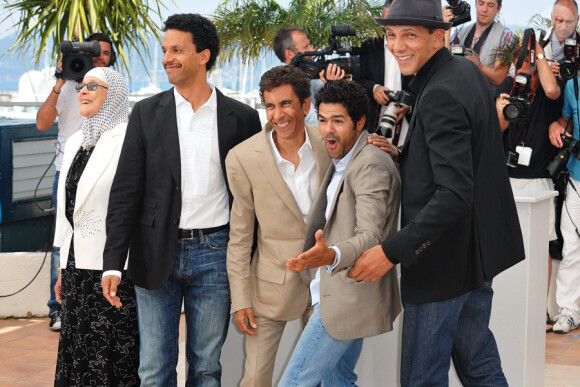 Chafia Boudraa, Sami Bouajila, Rachid Bouchareb, Jamel Debbouze et Roschdy Zem lors du photocall du film Hors-la-loi le 21 mai 2010 durant le festival de Cannes