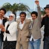 Sami Bouajila, Chafia Boudraa, Rachid Bouchareb, Jamel Debbouze et Roschdy Zem lors du photocall du film Hors-la-loi le 21 mai 2010 durant le festival de Cannes