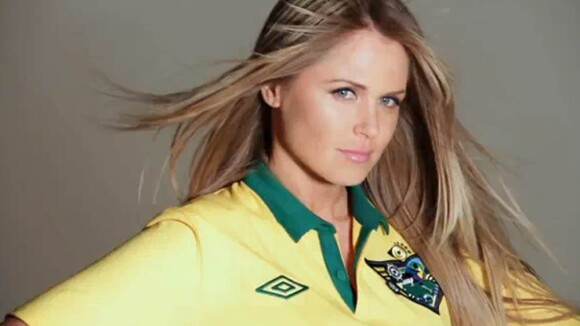 Susana Werner : La Brésilienne a abandonné son footballeur pour poser en maillot, rien qu'un maillot très court...
