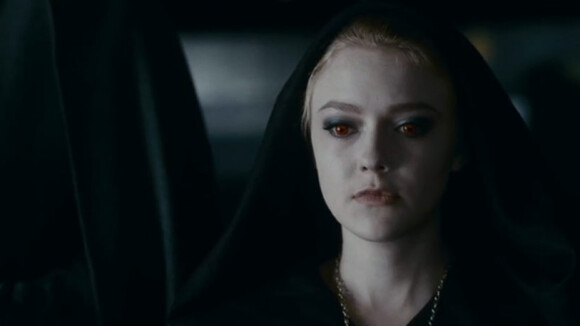 Twilight III : Regardez la terrifiante Dakota Fanning torturer son partenaire !