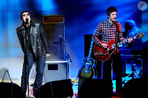 Liam Gallagher en concert avec son frère Noel et Oasis, a Milan, en novembre 2008