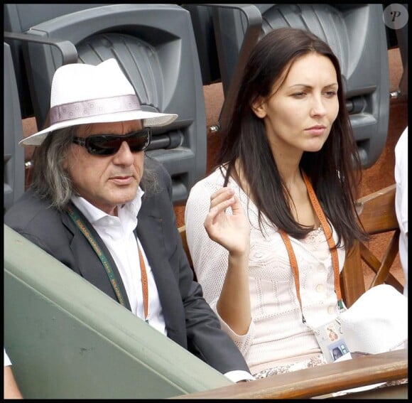 Ilie Nastase et son amie Diana Popescu lors de la trosième journée du tournoi des internationaux de tennis de Roland Garros le 25 mai 2010