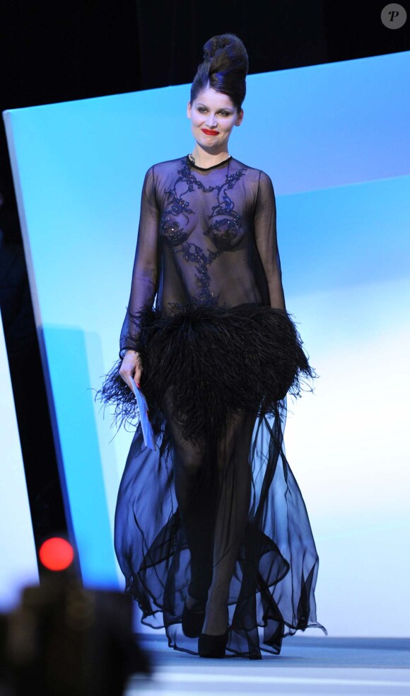 Numéro 10 du classement FHM 2010 : Laetitia Casta. En la voyant cette année aux Césars dans cette robe hallucinante de transparence, on s'est senti tout petit... Quelle apparition !