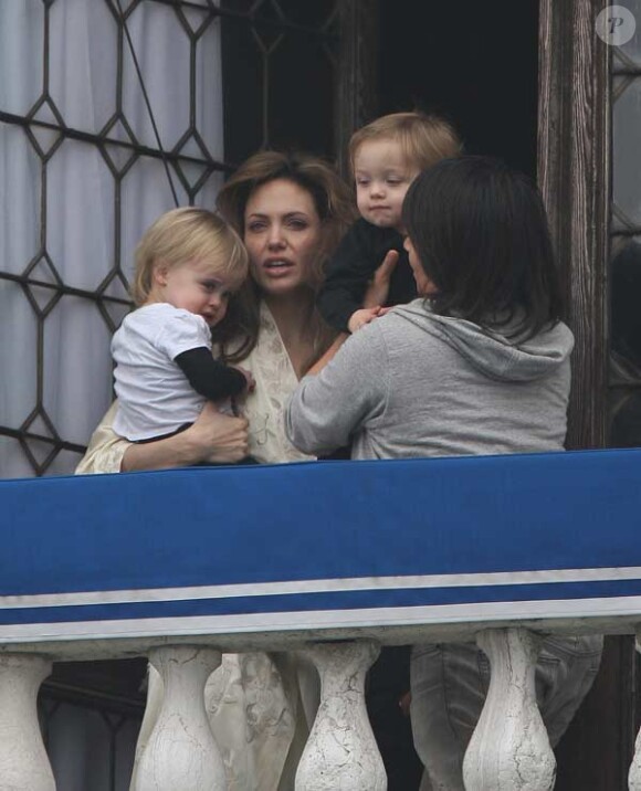 Angelina Jolie et ses jumeaux Vivienne et Knox à Venise le 26 mars