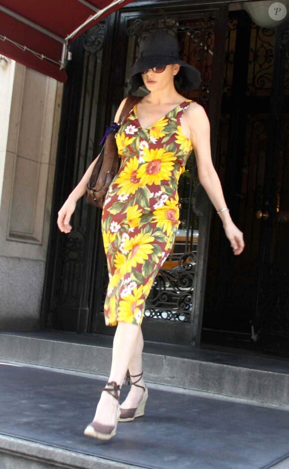 Catherine Zeta-Jones quitte son appartement de New York. 26/05/2010