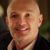 Dos au mur, Frank Leboeuf a besoin de votre aide pour draguer une sublime brune...