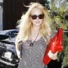 Lindsay Lohan se rend au domicile de son assistante, et tente d'échapper aux photographes en se cachant derrière sa pochette, samedi 29 mai, à Venice, à l'ouest de Los Angeles.