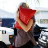 Lindsay Lohan se rend au domicile de son assistante, et tente d'échapper aux photographes en se cachant derrière sa pochette, samedi 29 mai, à Venice, à l'ouest de Los Angeles.