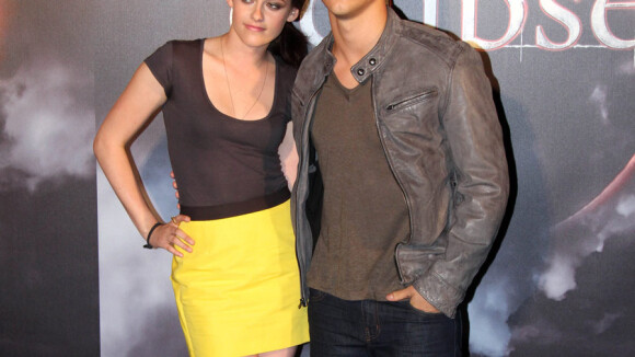 Kristen Stewart : Au côté de Taylor Lautner, elle arbore une jupe aussi surprenante que courte !