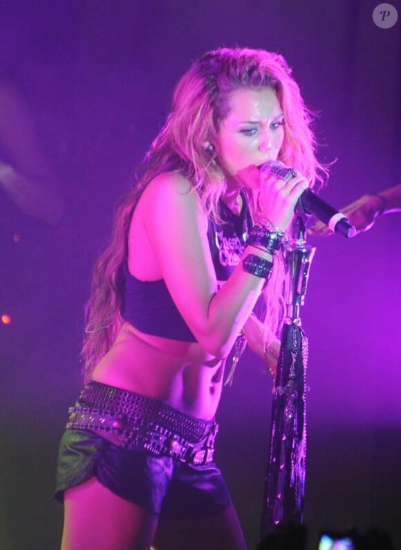 Miley Cyrus, sur la scène du 1515, à Paris, mardi 1er juin 2010.
