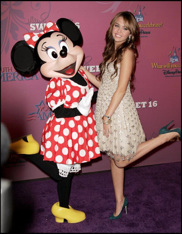 Miley Cyrus fête ses 16 ans avec Minnie en octobre 2008