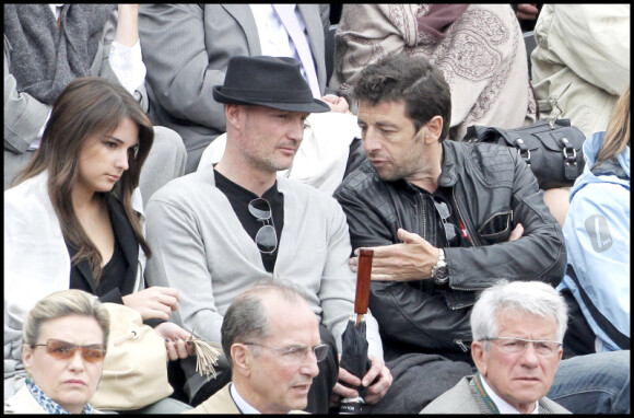 Frank Leboeuf, une amie et Patrick Bruel à Roland-Garros, le 1er juin 2010.