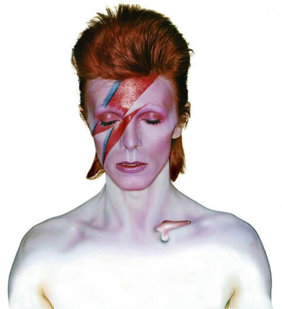 La célèbre photo représentant David Bowie pour Aladdin Sane, shooté par Brian Duffy.