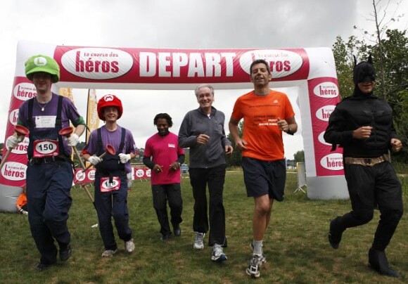 Bernard Le Coq, Bernard Diomède et Michel Cymes lors de la Course des héros, le 6 juin 2010.