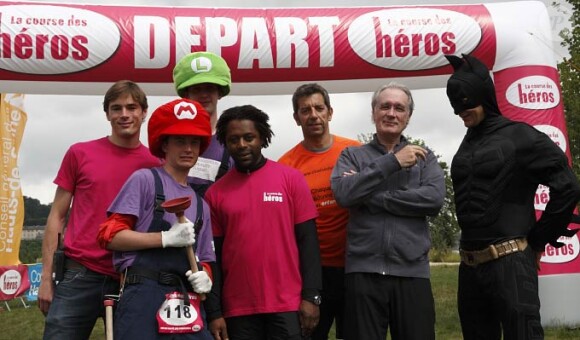 Bernard Le Coq, Michel Cymes et Bernard Diomède lors de la Course des héros, le 6 juin 2010.
