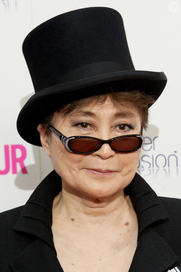 Yoko Ono lors des Glamour Awards à Londres le 8 juin 2010