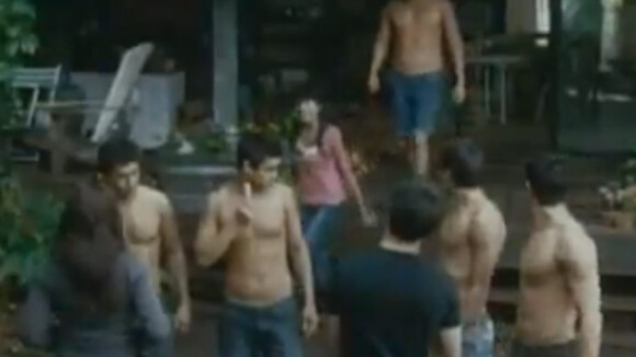 Regardez Kristen Stewart entourée de beaux garçons à moitié nus... et d'autres extraits de Twilight !