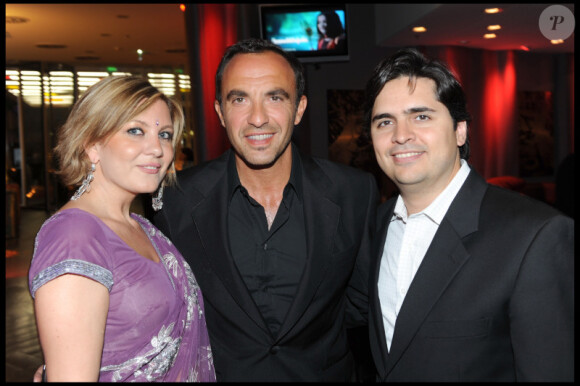 Nikos Aliagas pose avec Alex Fiz (directeur de l'hôtel) et Daunia Cesari, directrice commerciale, au premier anniversaire de l'Hôtel Renaissance Paris Arc de Triomphe, le 14 juin 2010.