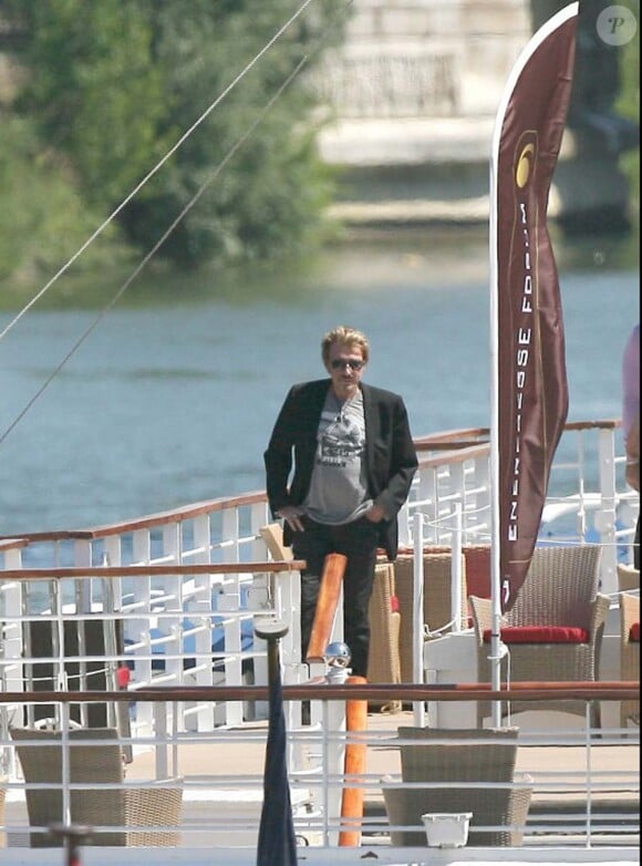 Johnny Hallyday visite le bateau dans lequel il fêtera ses 67 ans du chanteur. À Paris, le 11 juin 2010 !