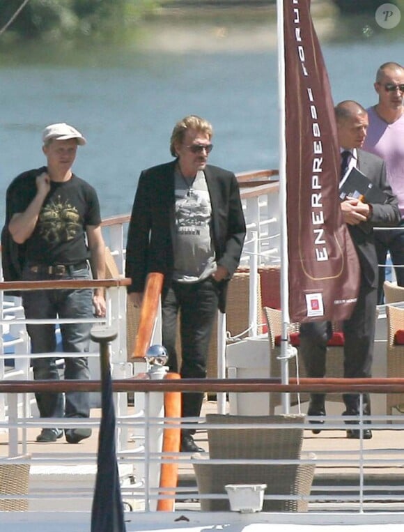 Johnny Hallyday et Laeticia visitent le bateau dans lequel ils fêteront les 67 ans du chanteur. À Paris, le 11 juin 2010 !