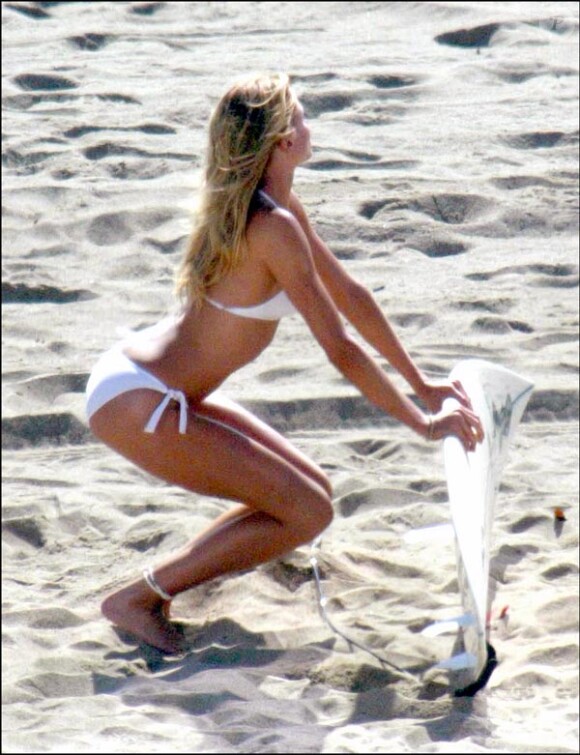 La sublime Cameron Diaz aime décidément être en bikini... Ici, à l'occasion du tournage de Charlie's Angeles 2, en 2002, en Californie.