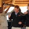 Les princes William et Harry entameront mercredi 16 juin 2010 leur première tournée de bienfaisance conjointe à l'étranger. Mardi 15 juin, ils ont visité ensemble une réserve naturelle au Bostwana et fait... quelques rencontres !