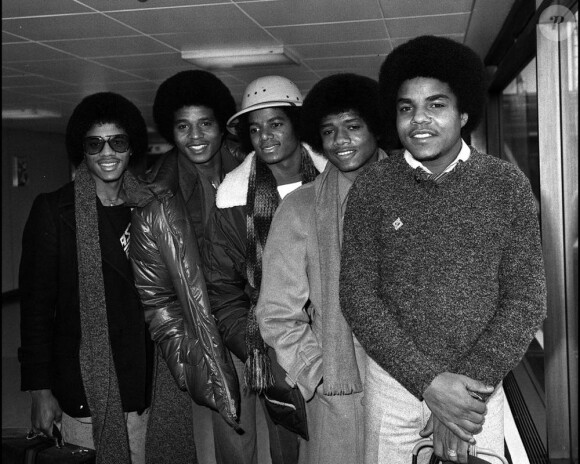 Michael Jackson (au centre) avec ses frères (de gauche à droite) Marlon, Jackie, Randy et Tito en 1979