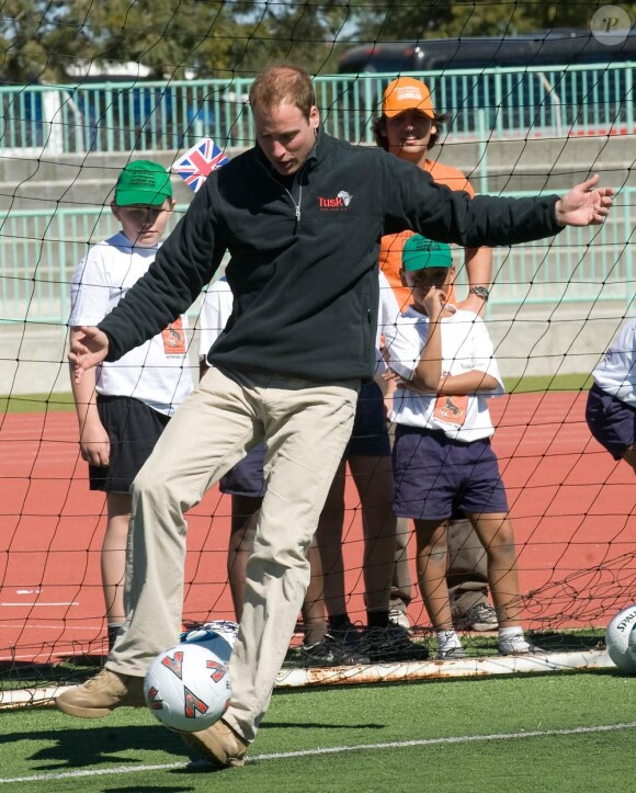 Le prince William joue au football durant sa visite au Coaching for Conservation Project à Maun le 16 juin 2010 en Afrique du Sud