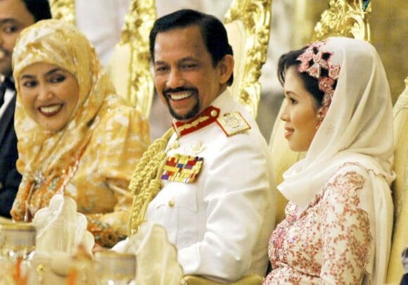 Le sultan de Brunei, avec ses deux femmes Anak Haja Saleha et Azrinaz Mazhar Hakim