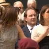 Carla Bruni retire délicatement une mouche posée sur le corset de l'épouse de David Cameron lors de la commémoration du 70e anniversaire de l'Appel du 18 juin 1940 à Londres, le 18 juin 2010