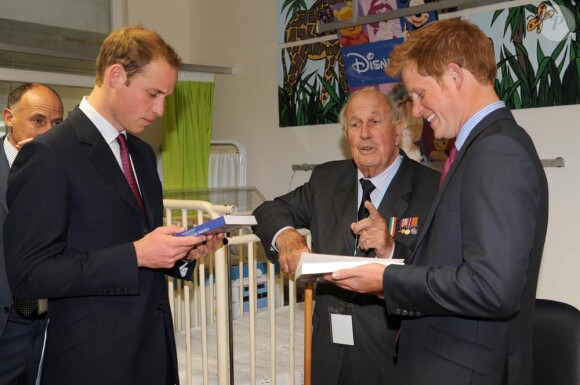 Les princes William et Harry visitaient le 18 juin 2010 un hôpital du Cap