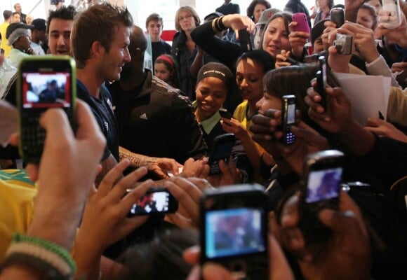 David Beckham signe des autographes dans un magasin Virgin en Afrique du Sud, le 18 juin 2010