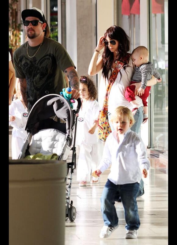 Joel Madden en famille avec sa compagne Nicole Richie et leurs enfants : Sparrow dans les bras de sa maman, et Harlow cachée derrière son papa
