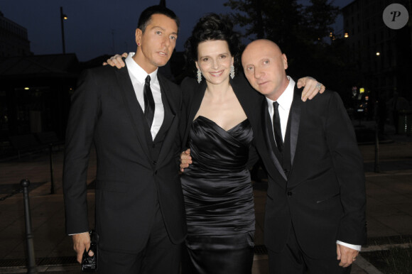 Domenico Dolce, Juliette Binoche et Stefano Gabbana, lors de la soirée d'anniversaire des 20 ans de la collection de prêt-à-porter homme de Dolce & Gabbana, le 19 juin 2010 à Milan