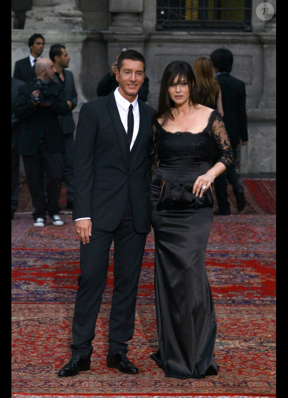 Stefano Gabbana et Monica Bellucci lors de la soirée d'anniversaire des 20 ans de la collection de prêt-à-porter homme de Dolce & Gabbana, le 19 juin 2010 à Milan