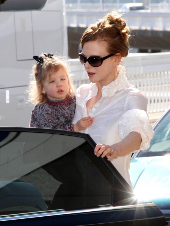 La ravissante star hollywoodienne Nicole Kidman et son adorable fille Sunday Rose, 2 ans, à l'aéroport de Sydney, en Australie, le 20 juin 2010.