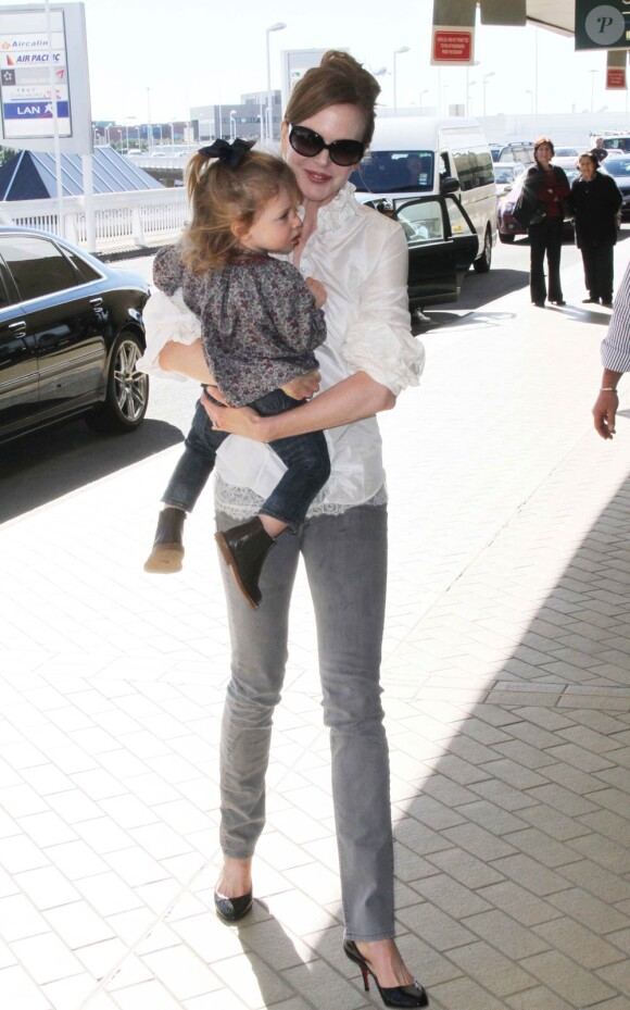 La ravissante star hollywoodienne Nicole Kidman et son adorable fille Sunday Rose, 2 ans, à l'aéroport de Sydney, en Australie, le 20 juin 2010.