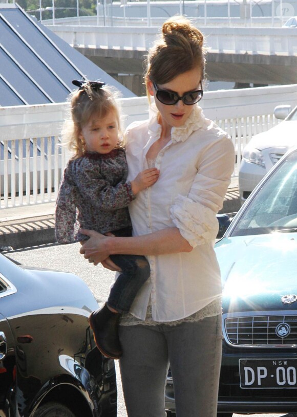 La ravissante star hollywoodienne Nicole Kidman et son adorable fille Sunday Rose, 2 ans, à l'aéroport de Sydney, en Australie, le 20 juin 2010.