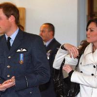 Le prince William et la belle Kate Middleton s'installent ensemble ! Mais pour Harry et Chelsy, l'affaire se complique...