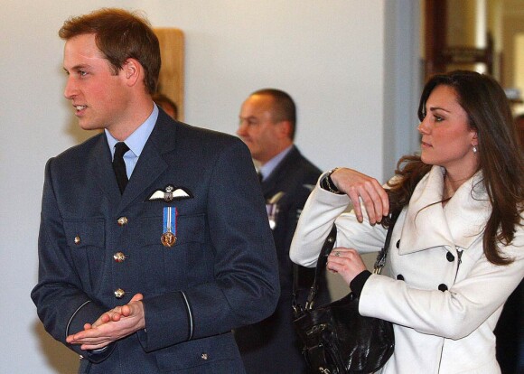 Tandis que le prince William emménage avec Kate Middleton, le prince Harry doit faire face au mal du pays dont souffre sa petite amie Chelsy Davy... Problématique... (Photo : William et Kate)
