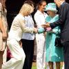 Evénement lors de la 4e journée à Wimbledon 2010 : la venue de la reine Elizabeth II a déclenché courbettes et révérences en cascade (photo : Martina Navratilova) !
