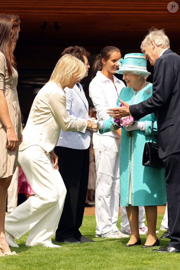 Evénement lors de la 4e journée à Wimbledon 2010 : la venue de la reine Elizabeth II a déclenché courbettes et révérences en cascade (photo : Martina Navratilova) !