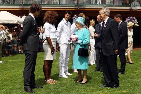 Evénement lors de la 4e journée à Wimbledon 2010 : la venue de la reine Elizabeth II a déclenché courbettes et révérences en cascade !